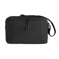 Bolsa térmica 10 litros de poliéster. Contém bolso frontal com zíper e alça transversal regulável em nylon (não removível).