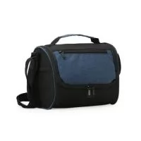 Bolsa térmica de poliéster com dois compartimentos, capacidade de 7 litros. A bolsa possui revestimento térmico em PEVA atóxico, alça de mão, bolsos laterais telados e alça transversal.