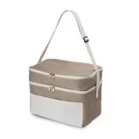 Bolsa térmica em Juta sintética e bolso em algodão. Interior costurado revestido em PEVA (Polietileno vinil acetato, alternativa ecológica ao PVC), alça de ombro ajustável e capacidade de até 14L. Possui dois compartimentos térmicos com sistema de fechamento por meio de zíper.
