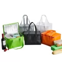 Descrição: Bolsa térmica em tnt 6 Litros.  Altura :  18 cm  Largura :  25,2 cm  Profundidade :  14,5 cm  Medidas aproximadas para gravação (CxL):  9 cm x 24,5 cm  Peso aproximado (g):  49