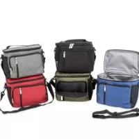 Bolsa térmica de poliéster com três compartimentos, capacidade de 11 litros. A bolsa possui revestimento térmico em PEVA atóxico com costura soldada (não vaza), alça de mão, bolsos laterais telados e acompanha alça transversal.  Altura :  18 cm  Largura :  24 cm  Profundidade :  14,5 cm