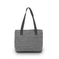 Bolsa térmica em poliéster, compartimento principal térmico com bolso frontal, alça de mão com capacidade até 4 litros e tamanho aproximado 20x25x14cm.