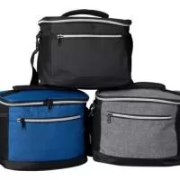Bolsa térmica em nylon, abertura principal com zíper duplo, bolso frontal com zíper, bolsos laterais telado, com alça de de mão e ombro regulável em nylon, capacidade até 10 litros, e área interna revestida com manta térmica PEVA, tamanho aproximado 