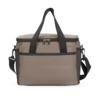 Bolsa térmica confeccionada em couro sintético a partir do PVC impermeável, com capacidade máxima de 12 Litros e revestimento interno em filme de alumínio, que mantém a temperatura de alimentos e bebidas por mais tempo. Possui alças de mão costuradas em poliéster, além de um par de argolas plásticas para engate de alça e três bolsos externos abertos, sendo dois em tela de malha com elástico. Acompanha alça transversal ajustável.  Altura :  23 cm  Largura :  28 cm  Profundidade :  18,5 cm