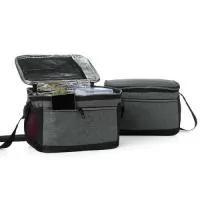 Bolsa térmica de nylon 11 litros com dois compartimentos, sendo o principal com revestimento térmico e bolso telado para utensílios. Possui bolsos laterais em malha e alça transversal com apoio para ombro.  Altura :  16 cm  Largura :  24 cm  Profundidade :  17,5 cm