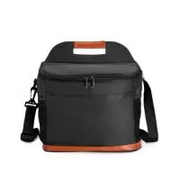 Bolsa térmica confeccionada em Oxford impermeável, com detalhes em couro sintético, fechamento em zíper e capacidade de até 11 litros. Possui revestimento interno em PEVA, que proporciona a conservação de temperatura de alimentos e bebidas por mais tempo. Conta com bolso frontal aberto, dois laterais em tela de nylon com elástico, alça de mão, alça transversal ajustável e abridor de garrafas em inox fixado em uma das laterais.  Altura :  22 cm  Largura :  28 cm  Profundidade :  19 cm