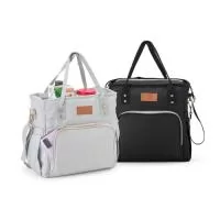 Nossa bolsa térmica de 17 Litros é a escolha perfeita! Feita com tecido Oxford, ela possui dois compartimentos, incluindo um frontal, além de bolsos laterais com elástico para manter tudo organizado. O compartimento principal possui revestimento térmico soldado antivazamento, garantindo a temperatura ideal dos alimentos e bebidas, sem risco de vazamentos de líquidos. Verificar cores disponíveis. Acesse royalgift.com.br