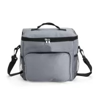 Bolsa térmica em Oxford resistente à água e com capacidade de até 11 litros. Seu revestimento interno em alumínio permite a conservação de temperatura de alimentos e bebidas por mais tempo. Possui também um bolso frontal e mais um par de bolsos laterais em tela de nylon, além de uma alça fixa na tampa e outra transversal. Verificar cores disponíveis. Acesse royalgift.com.br
