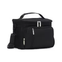 Bolsa térmica de poliéster com três compartimentos, capacidade de 9 litros. A bolsa possui revestimento térmico em PEVA atóxico com costura soldada (não vaza), alça de mão, bolsos laterais telados e acompanha alça transversal. Verificar cores disponíveis. Acesse royalgift.com.br