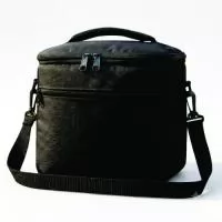 Bolsa Cooler portátil para refeições saudáveis diárias, com alça ergonômica, bolso frontal separado e forro interno impermeável. Limpeza rápida e performance térmica: até 6 h quente e até 10 h gelado. Perfeita para levar marmita fitness ou lanche ao trabalho, academia e passeios. A Bolsa Térmica MBZA 7 L é a escolha ideal para quem busca praticidade, estilo e desempenho.