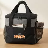 A Bolsa Cooler Marmiteira Caixa Grande Gelo Lancheira MBZA é a escolha ideal para quem busca praticidade e eficiência em suas atividades ao ar livre. Com capacidade para até 15 latas e 8 garrafas, este modelo de 11 litros é perfeito para piqueniques, passeios de fim de semana ou até mesmo para o dia a dia no trabalho.  Fabricada em poliéster resistente, a bolsa possui um design funcional que inclui alças confortáveis e porta-copos, facilitando o transporte e o acesso às suas bebidas. Suas dimensões de 26 cm de comprimento, 18 cm de largura e 25 cm de altura garantem um espaço otimizado, enquanto o peso leve de 0,37 kg torna-a fácil de carregar.  Além disso, a Bolsa Cooler é dobrável, permitindo que você a guarde com facilidade quando não estiver em uso. Com bolsos adicionais, você pode organizar seus itens pessoais, tornando-a uma opção versátil e prática para qualquer ocasião.