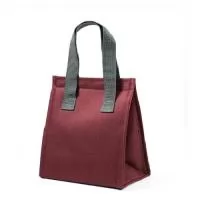 Bolsa térmica em Oxford. Contém 1 compartimento principal com fecho aderente. Capacidade até 2.5 L