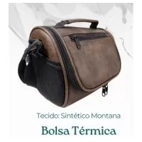 Bolsa Térmica Sintético Premium com dois compartimentos, capacidade de 7 litros. A bolsa possui revestimento térmico em PEVA atóxico, alça de mão, bolsos laterais telados e alça transversal em sintético.