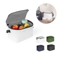 Bolsa térmica em poliéster reciclado 600D, com alça em webbing ajustável. Composta por um compartimento principal espaçoso e um bolso frontal. O interior forrado em PEVA garante um bom isolamento térmico permitindo a conservação do frio por mais tempo. Capacidade 7 L. 240 x 165 x 160 mm