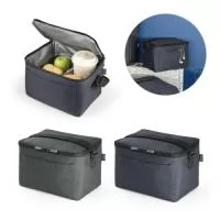 Bolsa térmica em poliéster reciclado 600D com interior forrado em PEVA. Alça ajustável em webbing, bolso frontal e fecho duplo. Capacidade até 6 L. Certificação EU Food Grade. 240 x 170 x 170 mm