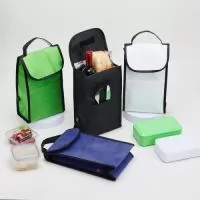 : Bolsa térmica compacta feita em rPET, material reciclável e resistente à água. Com capacidade para até 4 litros, conta com revestimento interno em manta de alumínio, além de bolso frontal, fechamento do compartimento principal em velcro e alça de mão costurada na parte superior.