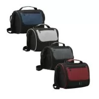 Bolsa térmica de poliéster com dois compartimentos, capacidade de 7 litros. A bolsa possui revestimento térmico em PEVA atóxico, alça de mão, bolsos laterais telados e alça transversal.