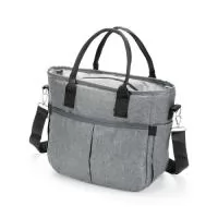 Bolsa térmica com capacidade máxima de 11 litros. Confeccionada em tecido Oxford Catiônico 300D resistente à água, apresenta revestimento térmico em PEVA com costura soldada antivazamento. Conta ainda com quatro bolsos externos, incluindo bolso com fechamento em zíper, um bolso aberto na parte oposta e dois laterais com elástico, além de um par de argolas para encaixe de alça transversal. Dispõe de duas alças de mão, fechamento do compartimento térmico por zíper e acompanha alça transversal ajustável com fivela e mosquetões metálicos. Gravação da logomarca em 1 cor já inclusa.
