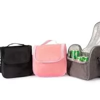 Bolsa térmica com capacidade de 6 litros. Feita em Oxford resistente à água, possui abertura frontal em zíper, além de revestimento interno em alumínio EPE, que ajuda a conservar a temperatura de alimentos e bebidas por mais tempo. Conta com uma alça superior e uma alça transversal fixas.
