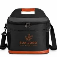 Bolsa térmica confeccionada em Oxford impermeável, com detalhes em couro sintético, fechamento em zíper e capacidade de até 11 litros. Possui revestimento interno em PEVA, que proporciona a conservação de temperatura de alimentos e bebidas por mais tempo. Conta com bolso frontal aberto, dois laterais em tela de nylon com elástico, alça de mão, alça transversal ajustável e abridor de garrafas em inox fixado em uma das laterais.  Altura :  22 cm  Largura :  28 cm  Profundidade :  19 cm
