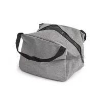 bolsa térmica com capacidade máxima de 7 litros. Confeccionada em tecido Oxford Catiônico 300D resistente à água, apresenta revestimento térmico em PEVA com costura soldada antivazamento. Conta ainda com quatro bolsos externos, incluindo bolso com fechamento em zíper, um bolso aberto na parte oposta e dois laterais com elástico, além de um par de argolas para encaixe de alça transversal. Dispõe de duas alças de mão, fechamento do compartimento térmico por zíper e acompanha alça transversal ajustável com fivela e mosquetões metálicos.