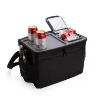 Bolsa térmica confeccionada em poliéster 840D resistente à água e capacidade de até 33 litros. Possui revestimento térmico interno em PEVA atóxico, estrutura dobrável reforçada e tampa rígida em plástico PP com espaço para copos e abertura com fechamento em velcro. Conta ainda com três bolsos externos: um frontal com fechamento em velcro e dois laterais em tela de nylon com elástico. Acompanha alça transversal ajustável com apoio para ombro.