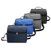 Bolsa térmica em poliéster resistente à água com fechamento em zíper e capacidade de até 14 litros. Possui revestimento interno em PVC laminado prata verniz, o que ajuda a conservar a temperatura de alimentos e bebidas por mais tempo. Conta também com duas alças para mãos e uma transversal ajustável.