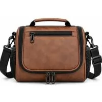 Bolsa térmica premium personalizada, ideal para brindes corporativos, kits empresariais, eventos e ações promocionais. Possui capacidade aproximada de 7 litros, dois compartimentos, revestimento térmico interno em PEVA atóxico, alça de mão, alça lateral ajustável e acabamento externo em material sintético.  Personalize com a sua marca e transforme a bolsa em um brinde útil, elegante e de alta percepção de valor.  Produção a partir de 50 unidades, com opções de personalização e desenvolvimento para projetos corporativos. Consulte valores para maiores quantidades.