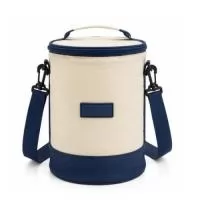 Bolsa térmica Oxford personalizada com design cilíndrico, moderno e funcional, ideal para brindes corporativos, kits empresariais, viagens, academia, eventos e ações promocionais.  Confeccionada em tecido Oxford, possui capacidade aproximada de 8 litros, revestimento térmico interno em alumínio, fechamento em zíper e alça de ombro ajustável e removível, proporcionando praticidade no transporte.  Seu formato vertical oferece ótimo aproveitamento interno para alimentos e bebidas, além de um visual diferenciado para projetos corporativos.  Disponível em diferentes combinações de cores, permitindo adequar o produto à identidade visual da empresa ou campanha.  Medidas aproximadas: 17 cm de largura × 27 cm de altura × 17 cm de profundidade.  Área aproximada para personalização: 1,3 × 4,5 cm.  Personalize com a sua marca.