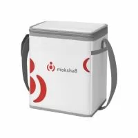 Bolsa Térmica com capacidade aproximada de 5,5 Litros com alça de ombro. Disponível em várias cores. Gravação da logomarca em até 03 cores já inclusa. Tamanho: 22 X 20 X 14 cm. Revestimento externo: Nylon 70. Revestimento interno: PVC Laminado. Alça: De Ombro. 