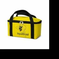 Bolsa Térmica com capacidade aproximada  para 4,5 litros com alça dupla de mão.Disponível em várias cores. Gravação da Logomarca em até 3 cores já inclusa.    Tamanho:25 cm X 15 cm X 13 cm. Revestimento externo: Nylon 70. Revestimento interno: PVC Laminado. Alça: Dupla de Mão.