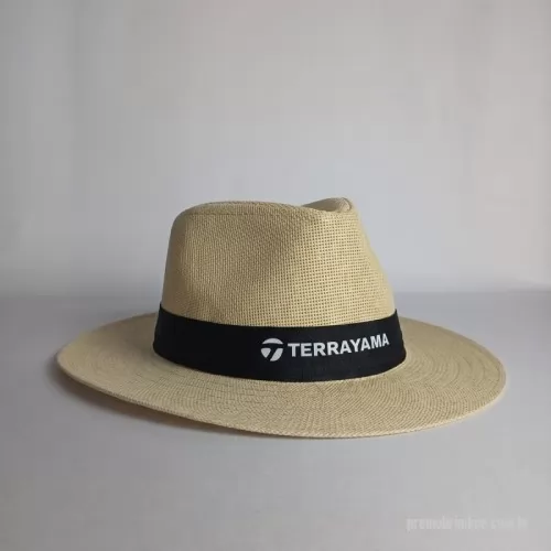 Boné personalizado - Premium com bordado. Boné com a sua marca bordada ou em silk até 3 cores. Também em brim ou tactel, com silk ou sublimação. Para equipes, eventos, lojas e kits de boas-vindas. Pedido mínimo: 100 peças. Atendimento direto, arte criada pelo nosso estúdio sem custo no pedido fechado e envio para todo o Brasil. Prazo a partir de 15 dias úteis após a aprovação da arte e o pagamento.