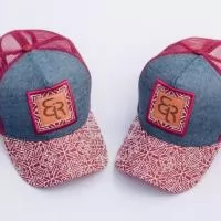 Bonés modelo Trucker, Tecido em Jeans ,Patch em Silk, Regulador de Plástico. 