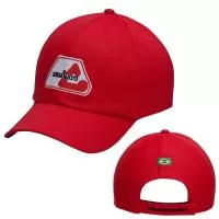Boné em Brim médio nos modelos americano ou 06 gomos, com frontal entretela de memória, reguladores de plástico, e acabamento em algodão, com interno na mesma cor do tecido, com botão e aba encapado com quatro costuras.