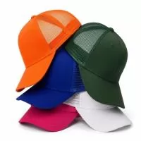 Boné de aba curva confeccionado em poliéster e tela respirável em nylon. Possui fecho plástico de fácil ajuste na parte posterior.