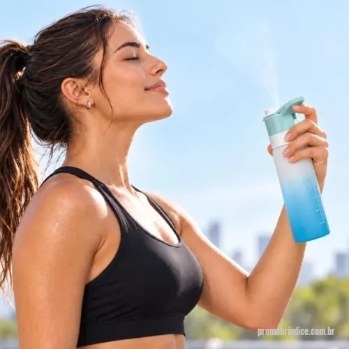 Borrifador personalizado - Squeeze em plástico com borrifador e capacidade para até 650ml. Possui marcação de volume, tampa rosqueável com trava de segurança para o bocal, alavanca de acionamento do borrifador e alça fixa para transporte.