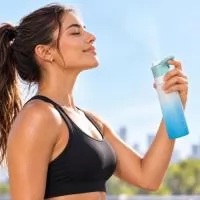 Squeeze em plástico com borrifador e capacidade para até 650ml. Possui marcação de volume, tampa rosqueável com trava de segurança para o bocal, alavanca de acionamento do borrifador e alça fixa para transporte.