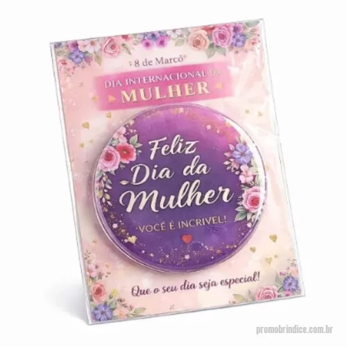 Botton espelho personalizado - **Sobre o Produto**  O **Espelho Boton com Tag Personalizada** é uma opção delicada e funcional para presentear em datas especiais, como Dia das Mães, Dia da Mulher, eventos e ações promocionais.  O espelho acompanha uma tag personalizada, que pode conter uma mensagem diferente da arte aplicada no espelho, tornando cada presente ainda mais especial. Todos os produtos são embalados individualmente, prontos para presentear.  **Destaques do Produto**  * Tag personalizada com mensagem exclusiva * Personalização da tag independente da arte do espelho * Embalagem individual * Ideal para brindes e presentes * Acabamento de alta qualidade  **Especificações Técnicas**  * Espelho tipo boton * Diâmetro do espelho: 5,5 cm * Espelho de vidro com acabamento profissional * Tag em papel 180 g a 200 g * Tamanho da tag:    * P: 6 × 8 cm   * G: 6 × 12 cm * Impressão de alta qualidade * Os tamanhos podem apresentar pequena variação  **Personalização**  O espelho pode ser personalizado com arte, logotipo o