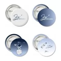 Botton 25mm é perfeito para ações e eventos, pois é altamente versátil e pode ser personalizado com sua própria ideia. Com uma impressão de alta qualidade, este botton redondo tem 25mm e um alfinete em metal no verso para fácil fixação. Personalize-o para torná-lo único e adequado para qualquer ocasião