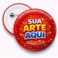 Destaque sua marca, evento ou campanha com o Boton Personalizado da Nakalu Brindes – um brinde criativo, versátil e com excelente custo-benefício para ações promocionais, festas, eventos corporativos, campanhas políticas, formaturas, aniversários e muito mais.  Produzimos botons com impressão de alta qualidade, acabamento profissional e estrutura resistente, garantindo um visual atrativo e durabilidade superior.  Você pode personalizar totalmente a arte com sua identidade visual, logo, frase, tema ou layout exclusivo.     ???? Variação de arte: A cada 50 unidades, é possível alterar a arte sem custo adicional.  Exemplo:  100 unidades = até 2 artes diferentes  150 unidades = até 3 artes diferentes  Ideal para campanhas com múltiplos modelos, equipes, temas ou coleções.     ? O prazo de produção começa a contar somente após a aprovação do layout digital ou da peça piloto.  Isso garante que seu pedido seja produzido exatamente conforme o esperado, com total segurança e qua