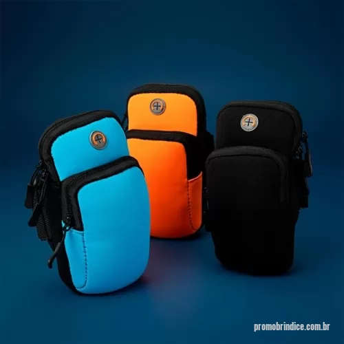 Braçadeira para celular personalizada - Descrição: Braçadeira esportiva em neoprene impermeável. Possui dois compartimentos com fechamento em zíper: um principal, com saída para fones de ouvido, e outro na parte frontal, além de alça elástica com velcro para ajuste no braço.  Altura :  16,5 cm  Largura :  7,5 cm  Profundidade :  2 cm