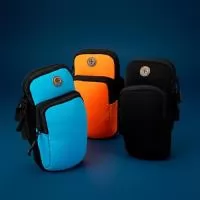 Descrição: Braçadeira esportiva em neoprene impermeável. Possui dois compartimentos com fechamento em zíper: um principal, com saída para fones de ouvido, e outro na parte frontal, além de alça elástica com velcro para ajuste no braço.  Altura :  16,5 cm  Largura :  7,5 cm  Profundidade :  2 cm