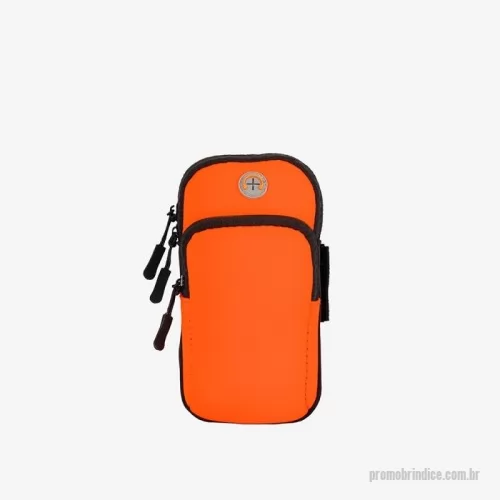 Braçadeira personalizada - Braçadeira esportiva em neoprene impermeável. Possui dois compartimentos com fechamento em zíper: um principal, com saída para fones de ouvido, e outro na parte frontal, além de alça elástica com velcro para ajuste no braço.