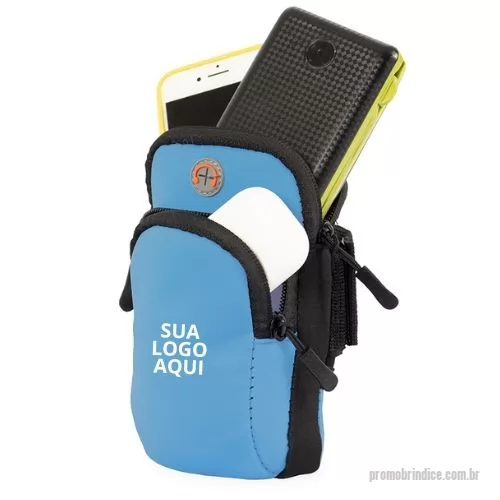 Braçadeira personalizada - A braçadeira esportiva em neoprene impermeável é ideal para quem busca praticidade e segurança durante atividades físicas. Possui dois compartimentos com fechamento em zíper: um principal, com saída para fones de ouvido, e outro frontal para pequenos objetos. O ajuste é garantido pela alça elástica com velcro, proporcionando conforto e firmeza no braço. Um brinde funcional e personalizável, perfeito para destacar a marca em eventos esportivos e campanhas promocionais.
