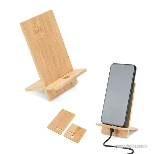 Brindes em Geral personalizados - Suporte para celular em bambu, desmontável em duas partes. Contém um orifício que lhe permite carregar o seu celular enquanto utiliza o suporte. Fornecido em caixa presente de papel kraft reciclado. A cor e o resultado da impressão nos materiais natu