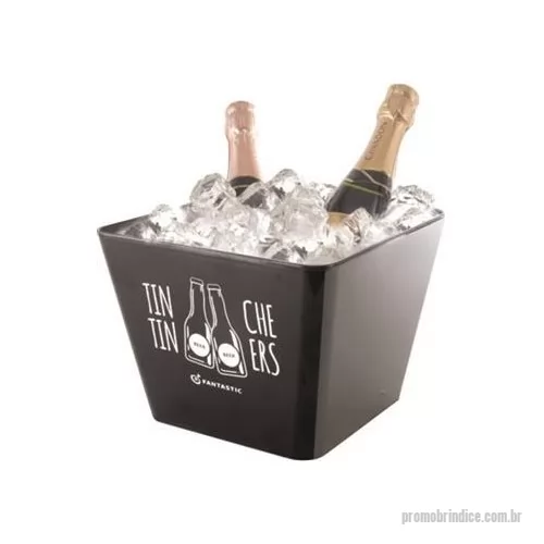Brindes em Geral personalizados - Capacidade: 4,5 litros. Fabricado em Ps cristal. Peso: 204 gramas. Medidas: 16,2 cm de altura, 21 cm de largura (boca) e 15,9 cm de largura (base). Embalado em saco plástico individual. Opção de personalização em serigrafia e transfer. Produto utilizado com frequência em festas, bares e baladas. 