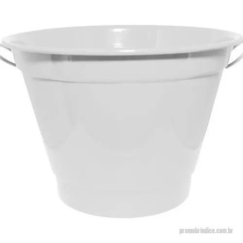 Brindes em Geral personalizados - Alumínio reforçado ou polido, resistente à corrosão. Alças laterais que facilitam transporte, mesmo cheio. Capacidade de Armazenamento - 2 garrafas de 600 ml; - 8 garrafas long neck; - 4 latas de bebida. Ideal para churrascos, festas, eventos, decoração temática. Também pode ser usado para manter alimentos refrigerados ou como peça decorativa. Peso: 272 g.