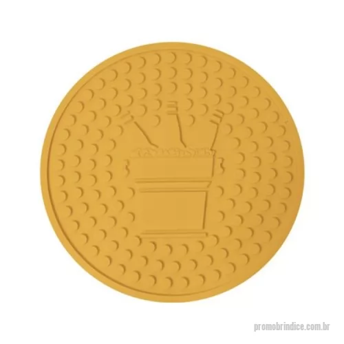 Brindes em Geral personalizados - Além de proteger e manter o local limpo, os Bar Mats também podem ser usados como uma superfície antiderrapante, evitando que copos e garrafas escorreguem. PRAZO MÍNIMO DE PRODUÇÃO: 15 DIAS ÚTEIS Medida: 20,8 cm Diâmetro Material : PVC (emborrachado) Peso: varia muito de cada arte Contém 8mm de altura – Em Alto e Baixo Relevo – Muito bem-acabado e vistoso – Possui um toque macio – Retém liquido – Flexível – Antiderrapante – Resistente – Durável – Lavável