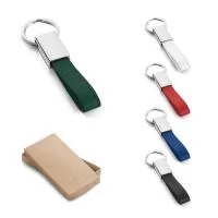 Chaveiro em metal e PU. Fornecedido em caixa presente de papel kraft reciclado. 18 x 90 x 7 mm