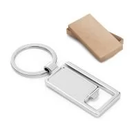 Chaveiro em metal com abridor de garrafas. Fornecido em caixa presente de papel kraft reciclado. 29 x 52 x 4 mm